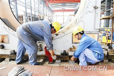 近日，在銅陵有色沙溪銅礦建設(shè)中，銅冠建安安裝公司承擔了磨浮車間兩臺大型設(shè)備的安裝。其中，半自磨機直徑8．5米、凈重709噸，球磨機直徑6．2米、凈重832噸，均是銅陵有色磨浮系統(tǒng)中最大的設(shè)備。半自磨機自7月底開始安裝，目前正在安裝半自磨機主軸底座，間距在7．6米的兩個底座間橫向中間線安裝誤差不能超過1毫米，安裝精度要求極高。為確保精確度，該公司職工在安裝底座中反復檢測，不斷調(diào)整，全力按設(shè)計要求做好施工。