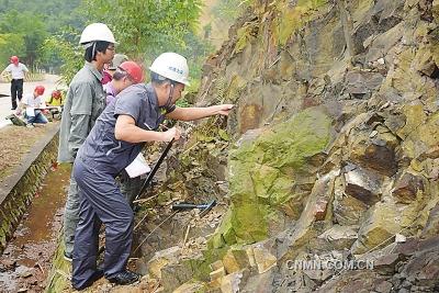 　9月9日～11日，近80名來自廣東省地質(zhì)局、省核工業(yè)地質(zhì)局、省有色金屬地質(zhì)局的中青年地質(zhì)技術(shù)人員，聚集在風(fēng)景秀麗的肇慶市鼎湖山腳下，一連三天，展開有“理論考試、巖礦鑒定、野外實(shí)操”為主要內(nèi)容的“全省礦產(chǎn)地質(zhì)專業(yè)技術(shù)人員職業(yè)技能競賽”，互相PK，軋金奪銀。這是廣東省地質(zhì)系統(tǒng)自2008年以來開展的第六次職業(yè)技能大賽。