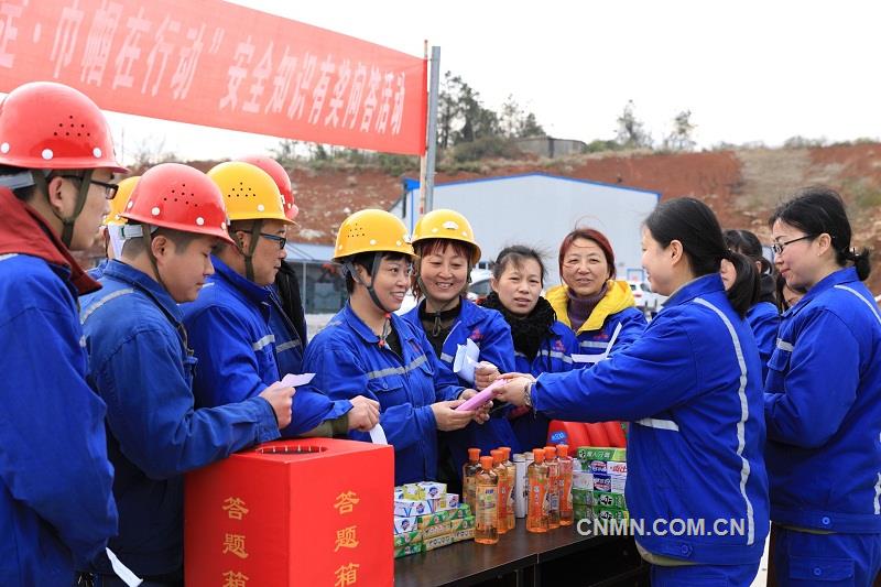 3月8日，銅陵有色銅冠礦建公司工會女工委在項目施工現(xiàn)場開展了以“安全保穩(wěn)定 巾幗在行動”為主題的安全知識有獎問答活動。活動采取隨機抽題的方式，針對安全基本知識、崗位操作規(guī)程、事故應(yīng)急處理等進行有獎問答，并當(dāng)場向回答正確的職工發(fā)放紀(jì)念品?；顒蝇F(xiàn)場氣氛熱烈，職工們積極踴躍參與活動，進一步營造出“生命至高無上 安全人人有責(zé)”的安全文化氛圍。據(jù)了解，公司將女工活動與安全生產(chǎn)并駕齊驅(qū)、相融互補的舉措，已連續(xù)開展3年，贏得了職工們的交口稱贊。