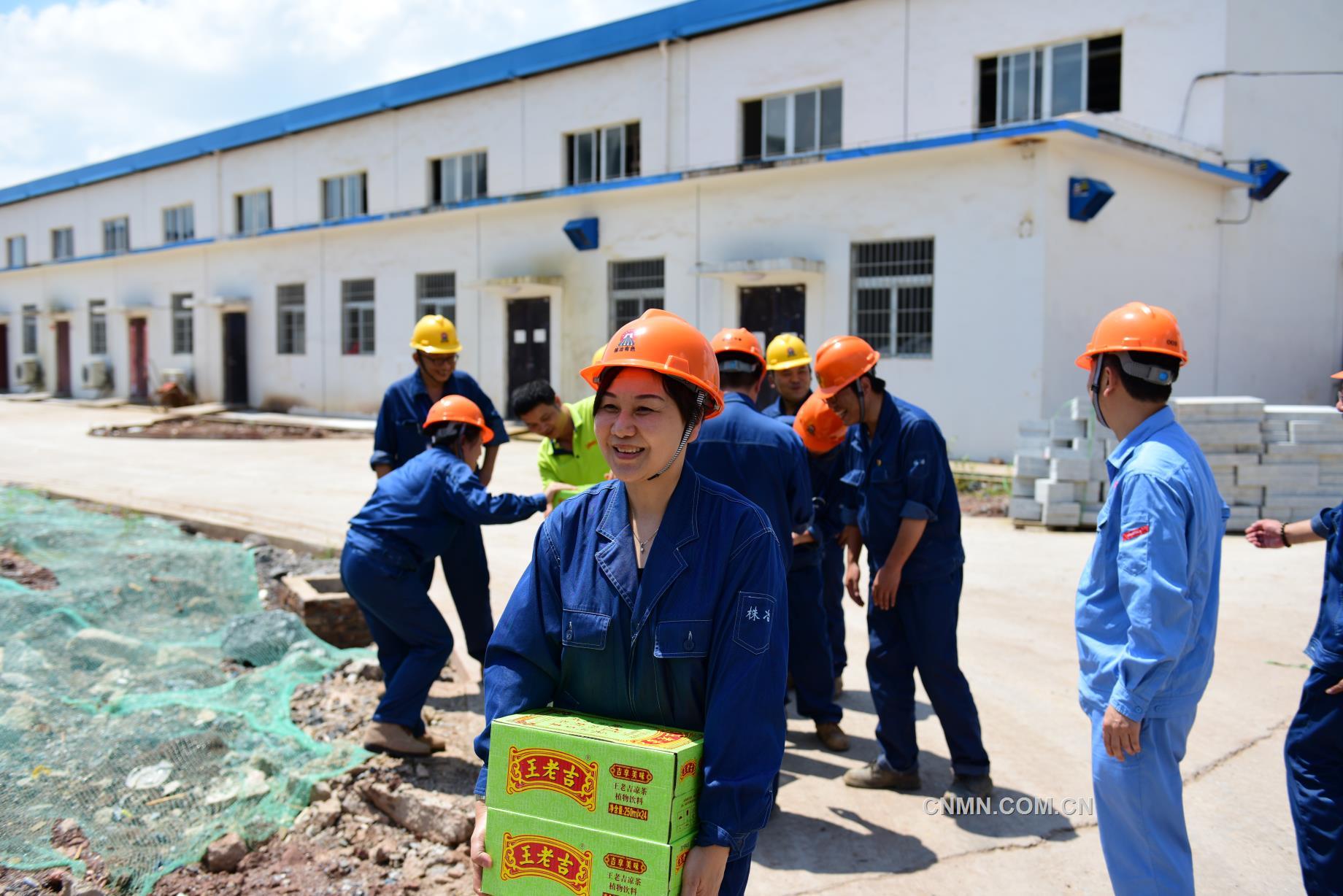 日前，在新生產(chǎn)基地，株洲冶煉集團(tuán)股份有限公司2019年度首次高溫送清涼行動(dòng)拉開(kāi)序幕。