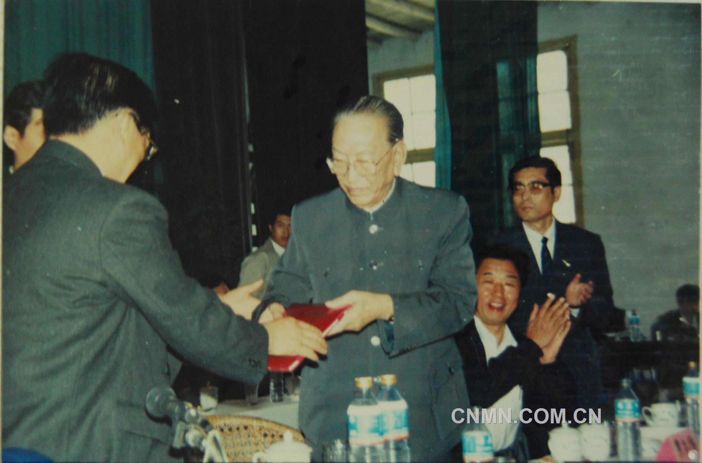 1991年10月，耿飚回到闊別65年的水口山，欣然接受“水口山功勛礦工”榮譽稱號。